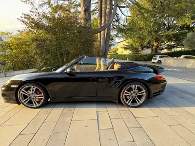 Porsche 911 Cabrio Turbo PDK — Roadster légendaire, 500 ch, sans accident — fianco
