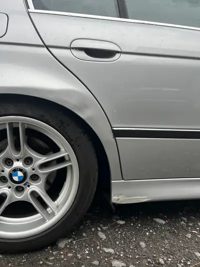 BMW 523i 1999 — Berline de prestige, 170 ch, entretien suivi — côté