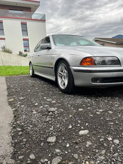 BMW 523i 1999 — Berline de prestige, 170 ch, entretien suivi — vue extérieure