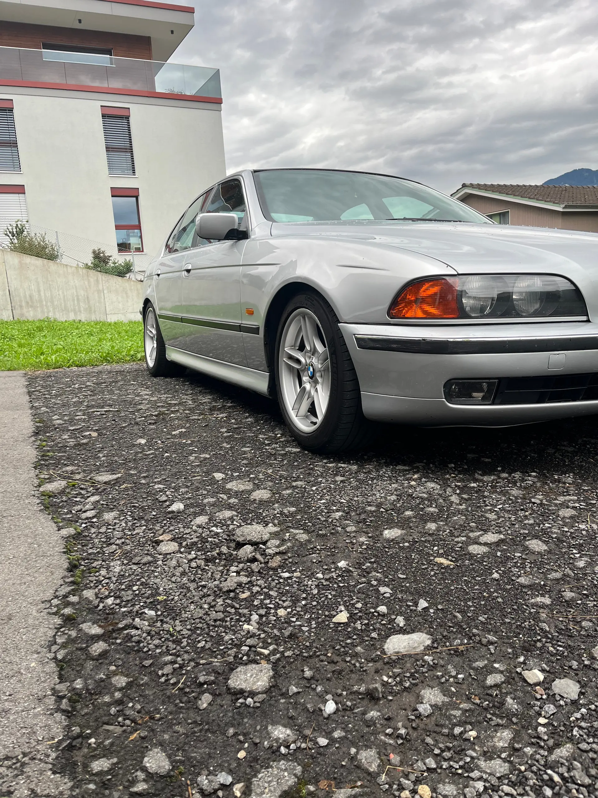 BMW 523i 1999 — Berline de prestige, 170 ch, entretien suivi — vue extérieure