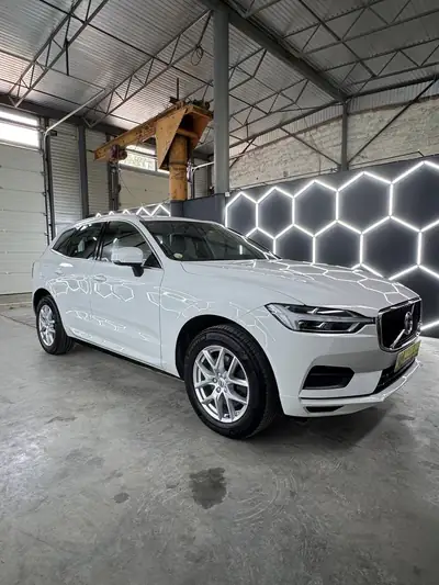 Volvo XC60 B4 Diesel Mild Hybrid AWD — SUV premium hybride, 160'000 km, sans accident — Seitenansicht