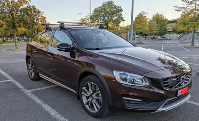 Volvo S60 Cross Country T5 AWD — Élégance nordique et polyvalence tout-terrain — exterior view
