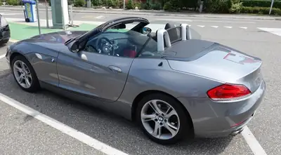 BMW Z4 sDrive30i Steptronic — Roadster sportif 258 ch, toit électrique, 70 000 km — fianco