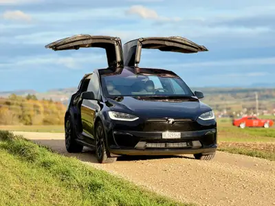 Tesla Model X Long Range 2023 — SUV électrique 7 places, Enhanced Autopilot inclus — vue extérieure