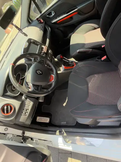 Renault Clio 1.6 T RS 200 EDC — Sportive compacte, 200 ch et boîte automatisée — dashboard