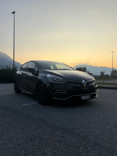 Renault Clio 1.6 T RS 220 Trophy EDC — Sportive compacte, 90'000 km, sans accident — vista esterna