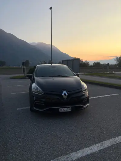 Renault Clio 1.6 T RS 220 Trophy EDC — Sportive compacte, 90'000 km, sans accident — vista posteriore