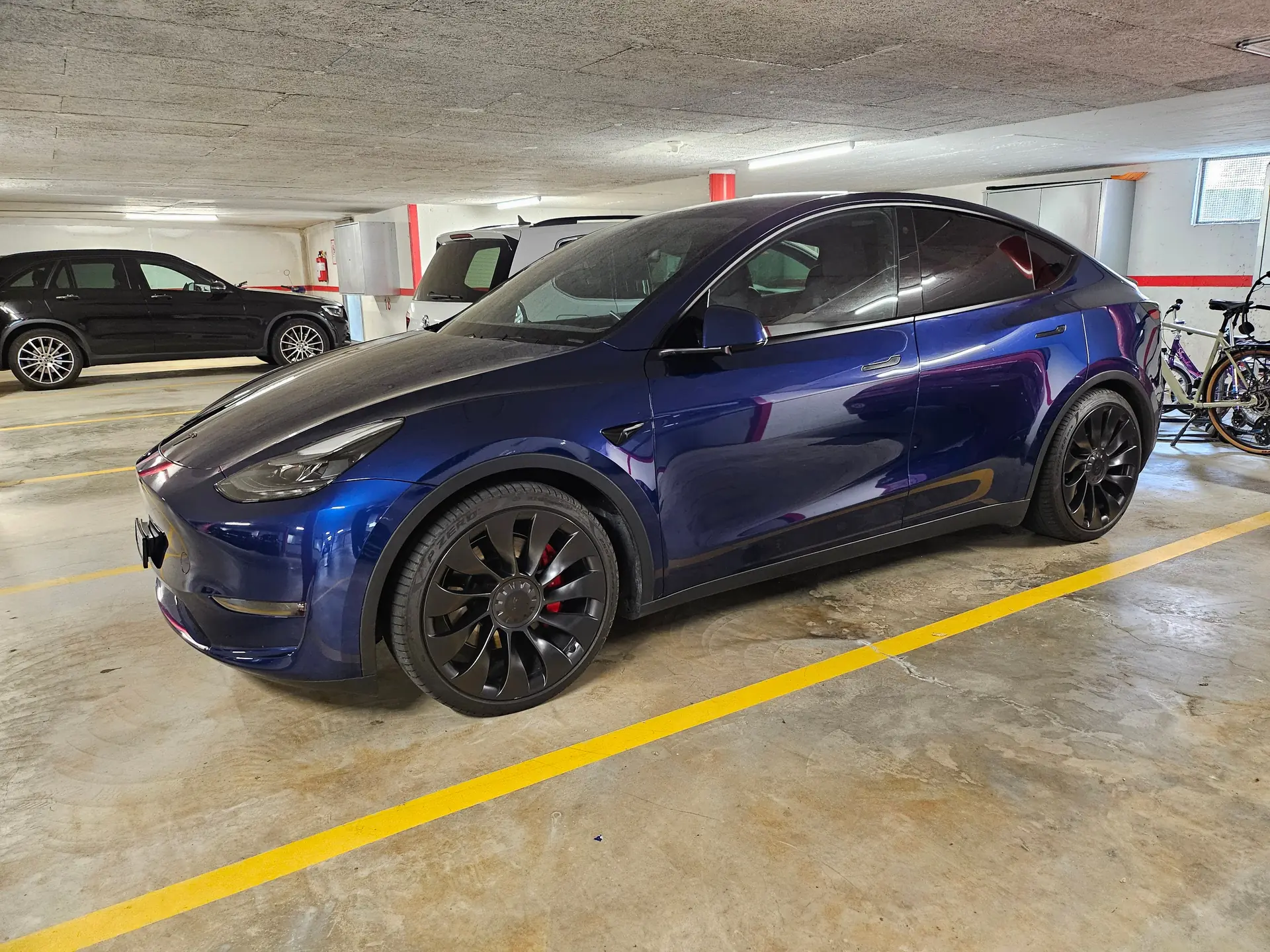 Tesla Model Y Performance 2023 — SUV électrique haute performance, 44'000 km seulement — Außenansicht