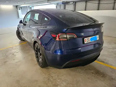 Tesla Model Y Performance 2023 — SUV électrique haute performance, 44'000 km seulement — Heckansicht