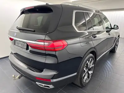 BMW X7 xDrive 48V 40d — SUV 7 places premium, diesel hybride et garantie complète — rear view