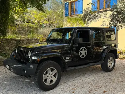 Jeep Wrangler Unlimited Sahara 3.8 — Le SUV iconique, tout-terrain reconnu, transmission automatique — vue extérieure