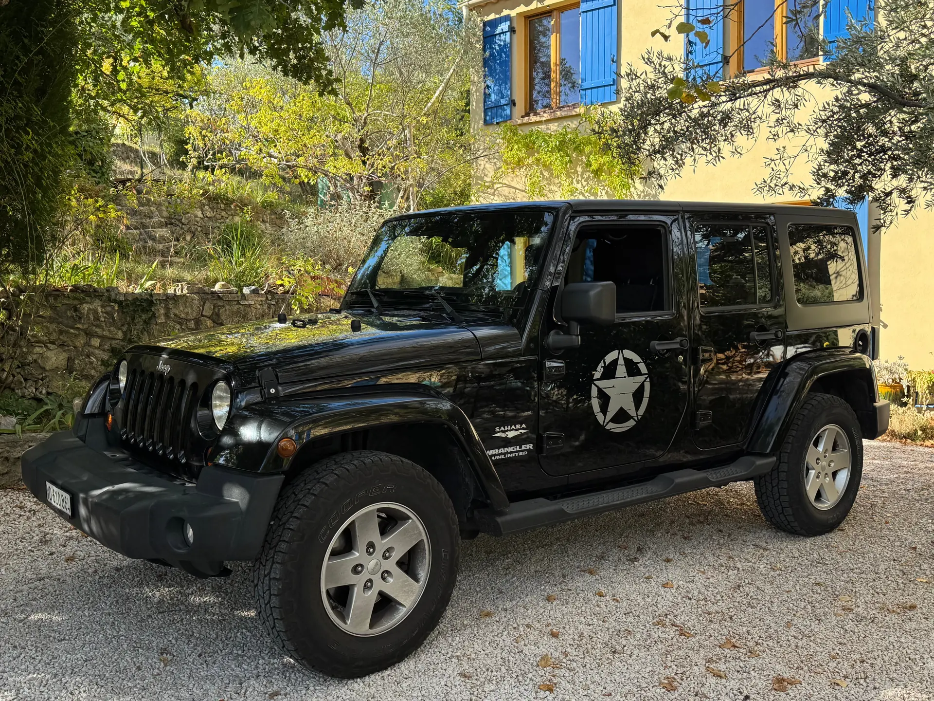Jeep Wrangler Unlimited Sahara 3.8 — Le SUV iconique, tout-terrain reconnu, transmission automatique — vue extérieure