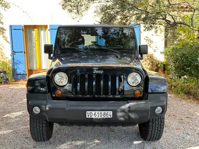 Jeep Wrangler Unlimited Sahara 3.8 — Le SUV iconique, tout-terrain reconnu, transmission automatique — côté