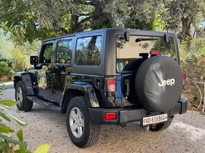 Jeep Wrangler Unlimited Sahara 3.8 — Le SUV iconique, tout-terrain reconnu, transmission automatique — arrière