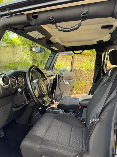Jeep Wrangler Unlimited Sahara 3.8 — Le SUV iconique, tout-terrain reconnu, transmission automatique — tableau de bord