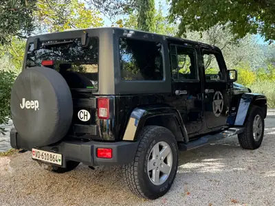 Jeep Wrangler Unlimited Sahara 3.8 — Le SUV iconique, tout-terrain reconnu, transmission automatique — intérieur