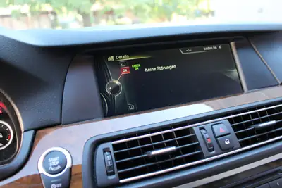 BMW 535i F10 — Berline sportive rare avec boîte manuelle et seulement 48'582 km — Miniatur 30
