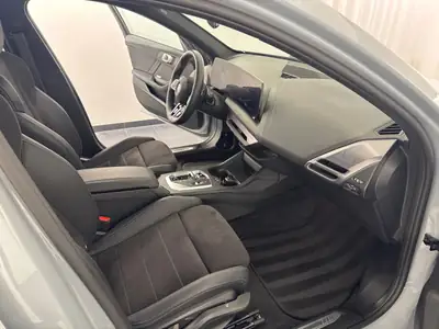 BMW 120 M Sport Pro Steptronic 2025 — Sportivité et efficacité hybride, ultra-basse kilométrage — Thumbnail 9