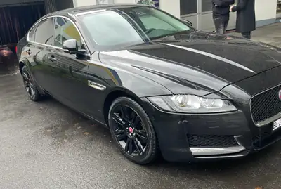 Jaguar XF 20d Pure Automatic — Berline premium diesel, 148 000 km, entretien exemplaire — Miniature 8