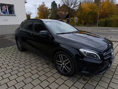 Mercedes-Benz GLA 200 Night Star — SUV urbain compact, motorisation moderne et design premium — arrière