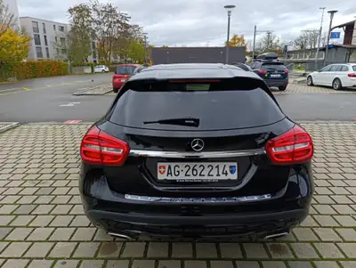 Mercedes-Benz GLA 200 Night Star — SUV urbain compact, motorisation moderne et design premium — intérieur