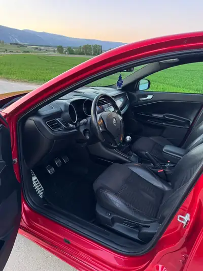 Alfa Romeo Giulietta 1750 TBi Quadrifoglio Verde — Sportive compacte, 235 ch et 197'000 km — rear view
