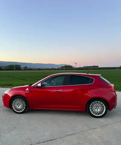 Alfa Romeo Giulietta 1750 TBi Quadrifoglio Verde — Sportive compacte, 235 ch et 197'000 km — side view