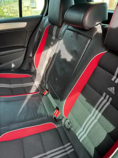 VW Golf 2.0 TSI GTI Adidas — Sportive 211 ch, transmission manuelle, 185'000 km — dashboard