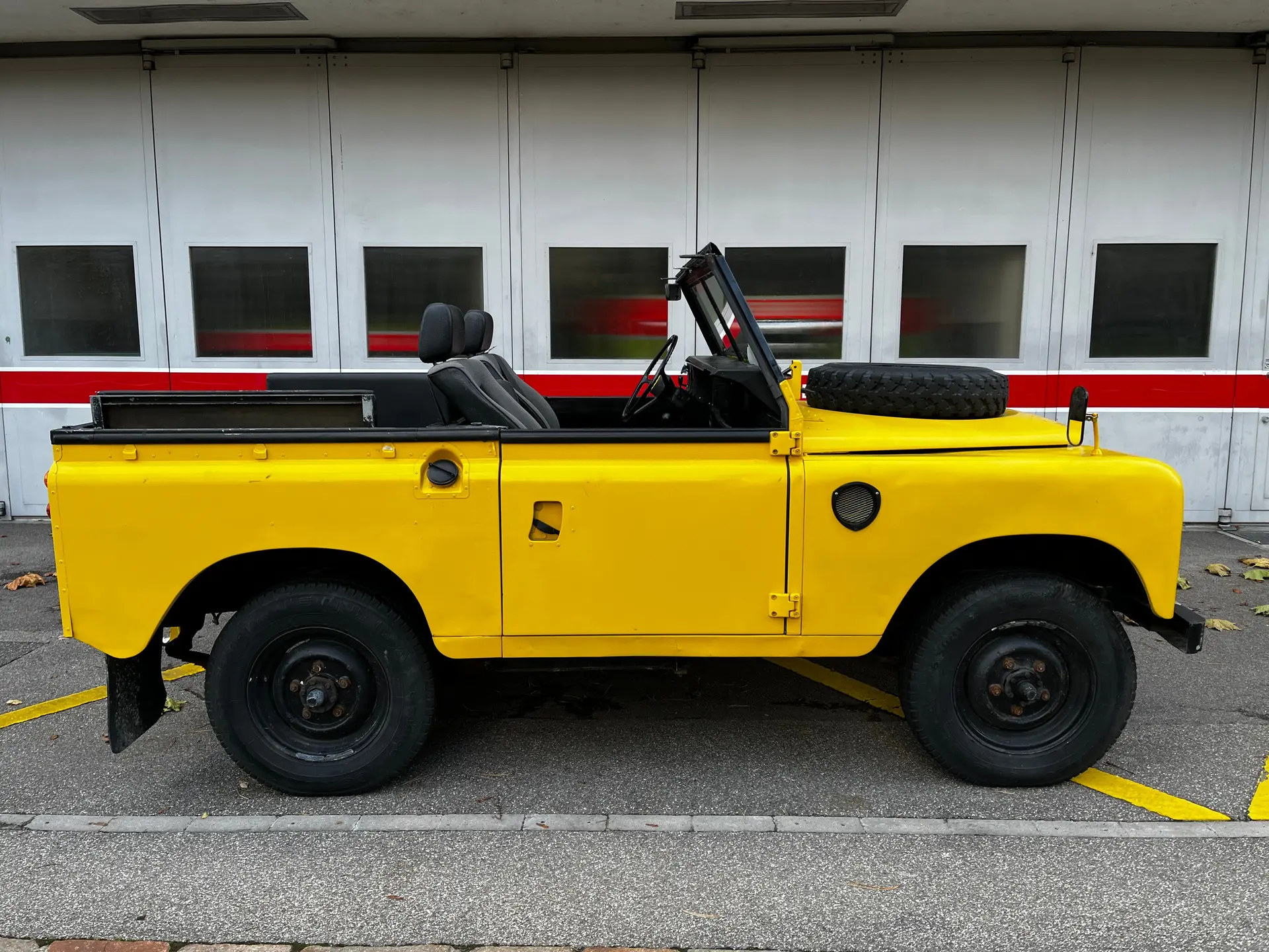 Land Rover 88 Station Wagon 1982 — Légende 4×4 avec toit tropique et 7 places — Außenansicht