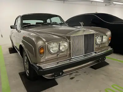 Rolls-Royce Corniche 1982 — Chef-d'œuvre britannique, historique sans accident — fianco