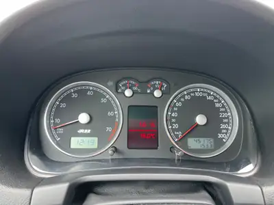 VW Golf R32 4Motion — Sportive allemande 241 ch, boîte manuelle, faible kilométrage — vista posteriore
