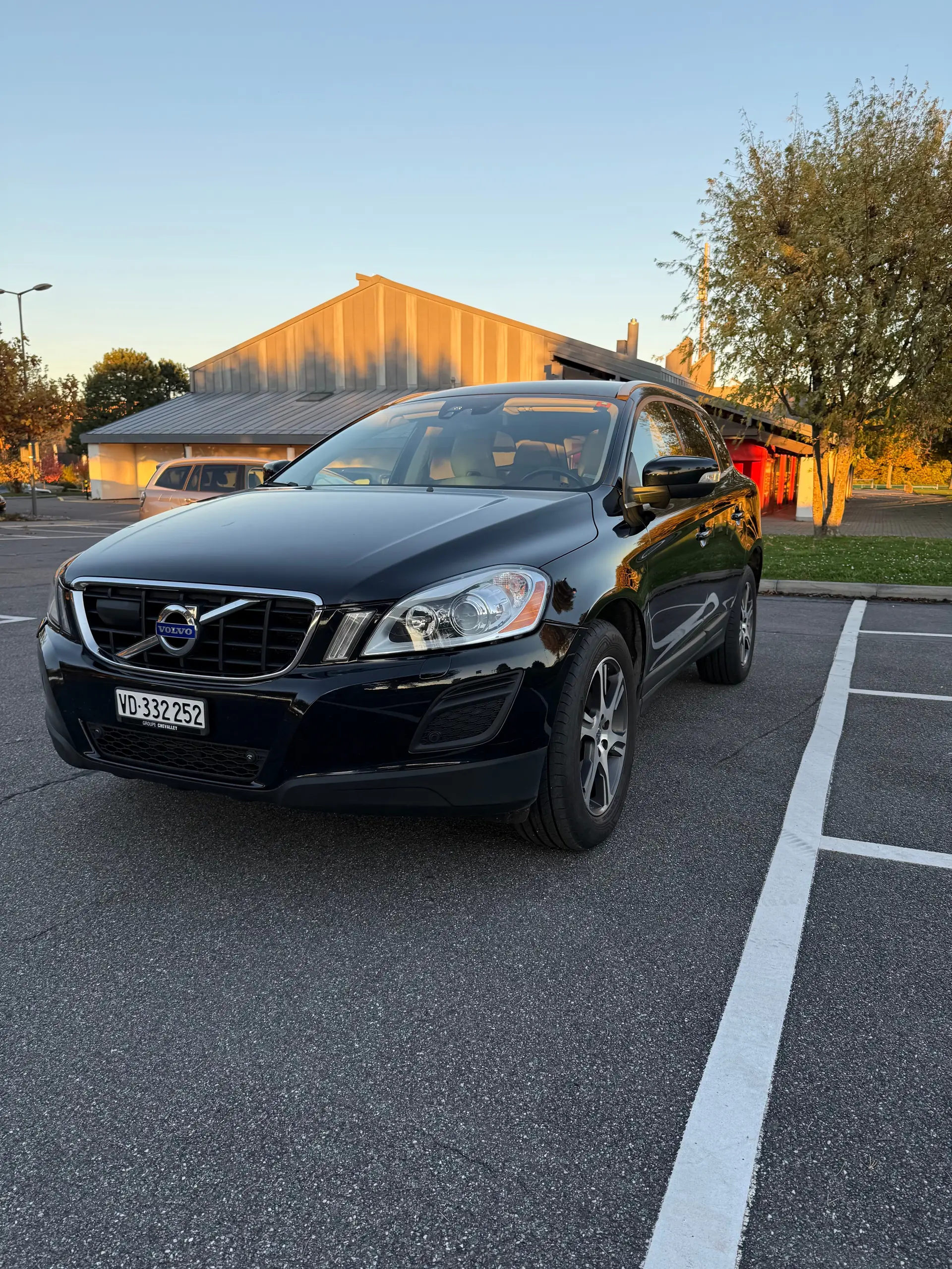 Volvo XC60 D5 AWD Summum — SUV premium diesel, entretien Volvo complet, 215 ch — vista esterna