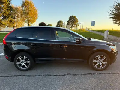 Volvo XC60 D5 AWD Summum — SUV premium diesel, entretien Volvo complet, 215 ch — vista posteriore