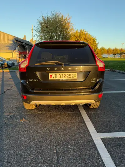 Volvo XC60 D5 AWD Summum — SUV premium diesel, entretien Volvo complet, 215 ch — cruscotto
