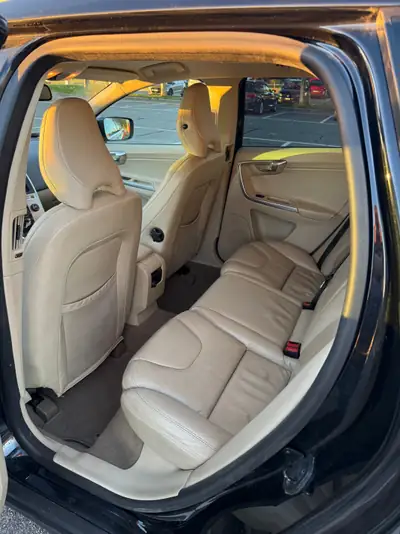 Volvo XC60 D5 AWD Summum — SUV premium diesel, entretien Volvo complet, 215 ch — Miniatura 8