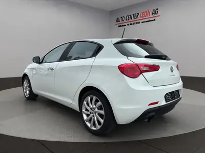 Alfa Romeo Giulietta 1.4 T — Élégance italienne, moteur dynamique et entretien complet — interior