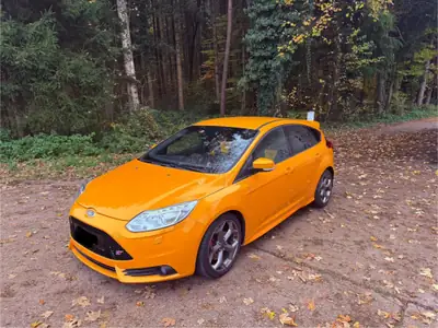 Ford Focus ST-3 2.0 SCTi — Berline sportive 250 ch, équipement Recaro premium — vista esterna