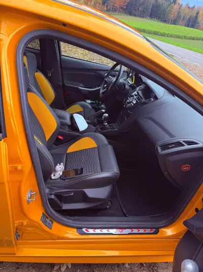 Ford Focus ST-3 2.0 SCTi — Berline sportive 250 ch, équipement Recaro premium — fianco