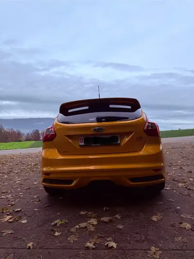 Ford Focus ST-3 2.0 SCTi — Berline sportive 250 ch, équipement Recaro premium — interni