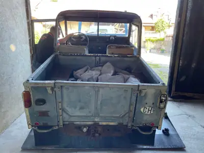 Land Rover Series IIa 88-110 — Légende britannique 1966, 20'000 km authentiques — Heckansicht