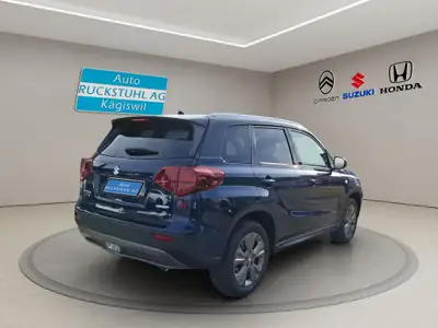 Suzuki Vitara 1.4 T Compact+ Hybrid 4x4 — SUV urbain écologique avec transmission automatique — rear view