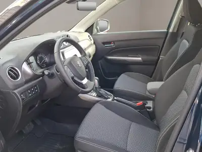 Suzuki Vitara 1.4 T Compact+ Hybrid 4x4 — SUV urbain écologique avec transmission automatique — dashboard
