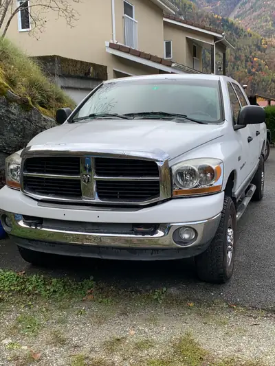 Dodge Ram 1500 Mega Cab — Pickup américain robuste, traction intégrale et équipements confort — fianco