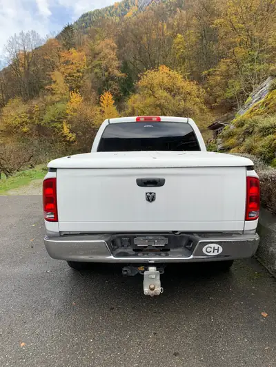 Dodge Ram 1500 Mega Cab — Pickup américain robuste, traction intégrale et équipements confort — vista posteriore