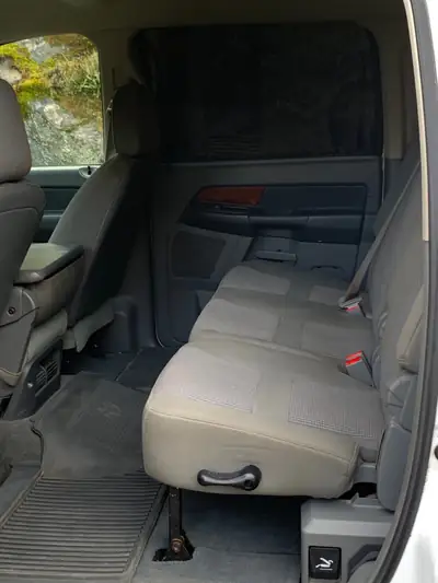 Dodge Ram 1500 Mega Cab — Pickup américain robuste, traction intégrale et équipements confort — interni