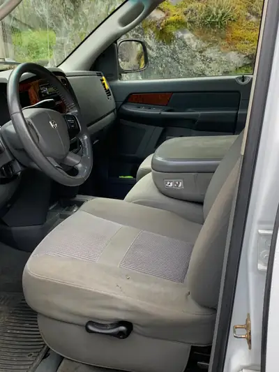 Dodge Ram 1500 Mega Cab — Pickup américain robuste, traction intégrale et équipements confort — cruscotto