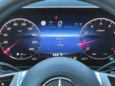 Mercedes-Benz GLC 200 4Matic — SUV hybride léger, 31 600 km seulement — Thumbnail 11