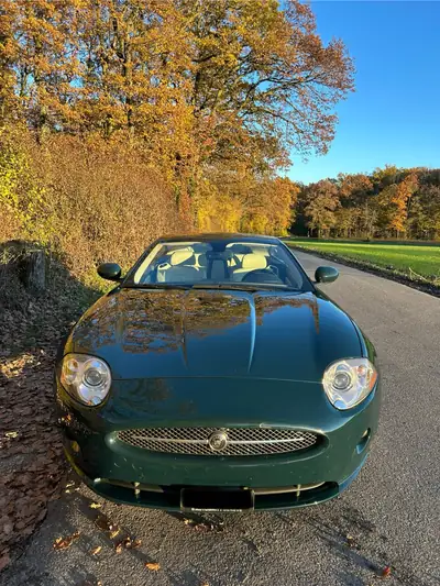 Jaguar XK 4.2 V8 Automatic — Coupé sportif emblématique, 72'000 km seulement — Außenansicht