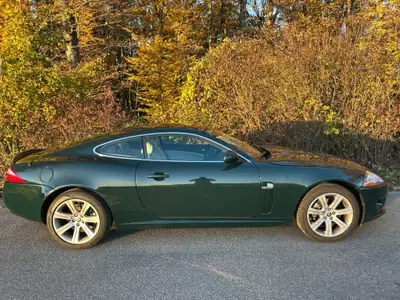 Jaguar XK 4.2 V8 Automatic — Coupé sportif emblématique, 72'000 km seulement — Heckansicht