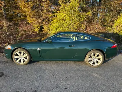 Jaguar XK 4.2 V8 Automatic — Coupé sportif emblématique, 72'000 km seulement — Seitenansicht